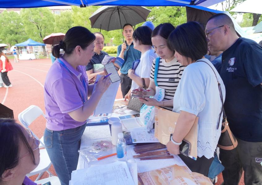 今年上海首场高招志愿填报现场咨询会举行 百余高校与考生“面对面”
