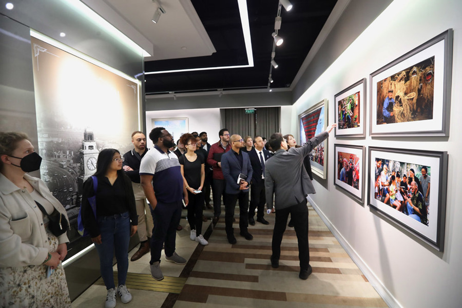 昨天,美国芝加哥大学哈里斯公共政策学院青年学生代表团一行走进上海市人大参观交流。.jpeg 昨天,美国芝加哥大学哈里斯公共政策学院青年学生代表团一行走进上海市人大参观交流。.jpeg