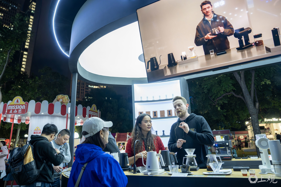 图为陆家嘴国际咖啡文化节上,咖啡师现场讲解、展示咖啡制作.jpg