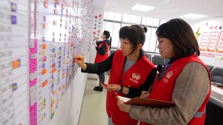 对照“作战图”，彭浦新村街道社区干部可以有针对性地走访居民。 资料照片.jpeg