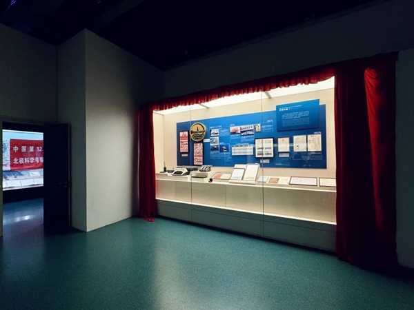 20240925庆祝新中国成立75周年,“外轮代理”主题展柜在中国航海博物馆揭幕 (2).jpg 20240925庆祝新中国成立75周年,“外轮代理”主题展柜在中国航海博物馆揭幕 (2).jpg