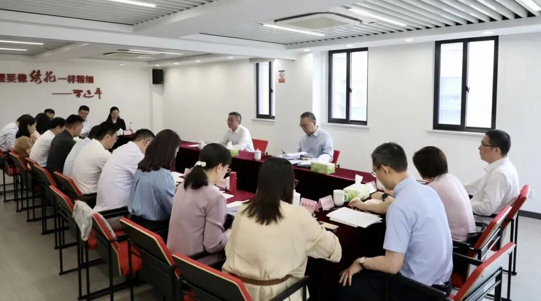 长宁区领导调研综治中心规范化建设工作2.jpg