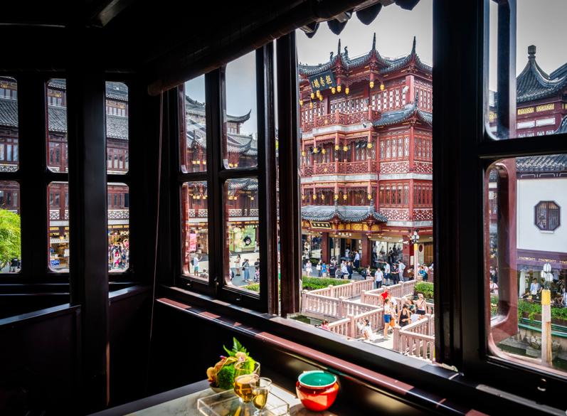 湖心亭二楼的每一扇窗前均有雅座,向外望去,能看见豫园商城的风景.jpg
