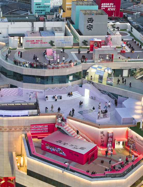 2025年3月19日,游客在西安开元商城观景平台上拍照游玩(无人机照片)。新华社记者 邵瑞 摄.jpg 2025年3月19日,游客在西安开元商城观景平台上拍照游玩(无人机照片)。新华社记者 邵瑞 摄.jpg