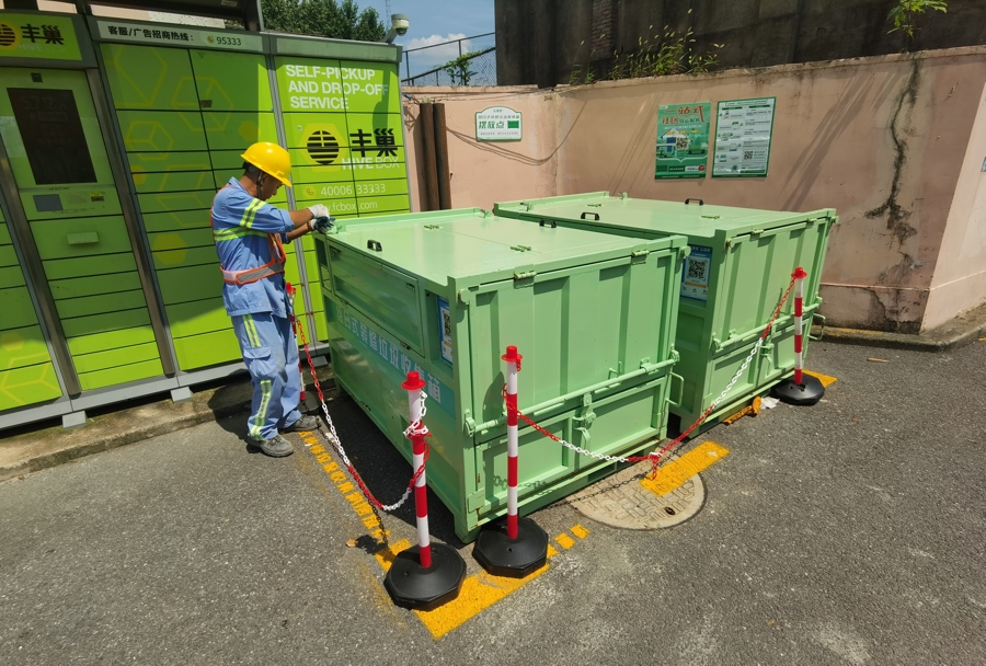 在小区门口的临时存箱点,箱体的“胃口”比表面看上去更大。 陈玺撼 摄.jpg 在小区门口的临时存箱点,箱体的“胃口”比表面看上去更大。 陈玺撼 摄.jpg