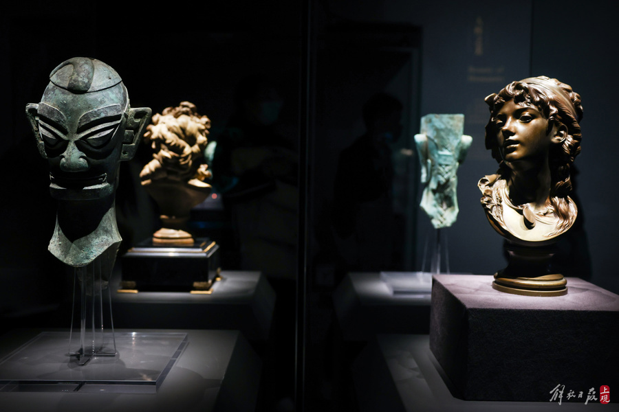 图为青铜人头像（左）和罗丹的少女胸像（右）。记者 海沙尔 摄.jpeg