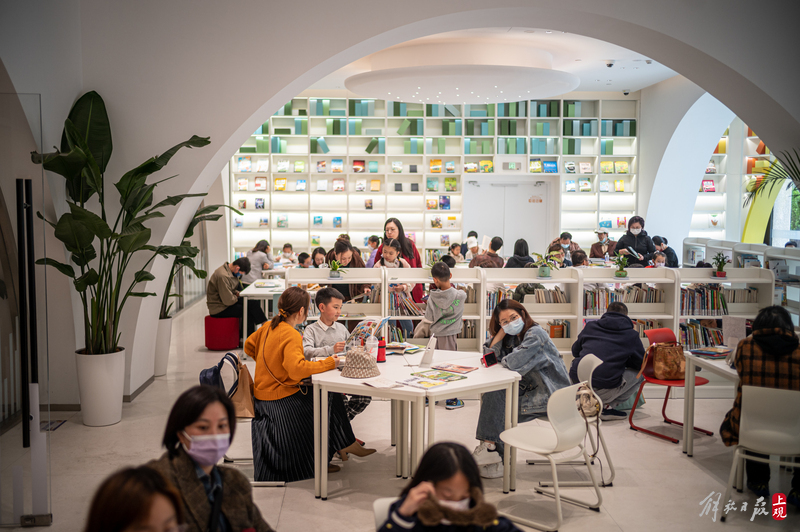 图书馆内的咖啡馆均座无虚席.jpeg