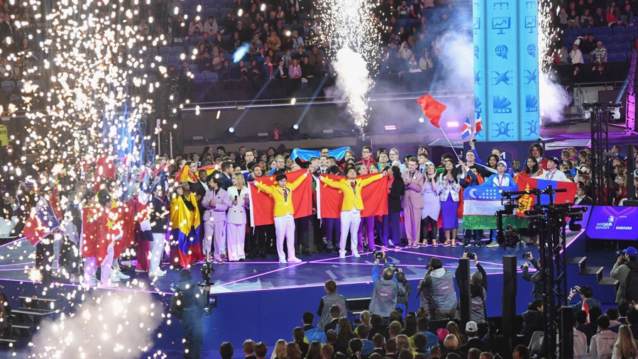 作为本届世界技能大赛中获得最高总分的参赛者,谢辉铉、卢俊威获颁阿尔伯特·维达奖。记者 张驰 摄.jpeg 作为本届世界技能大赛中获得最高总分的参赛者,谢辉铉、卢俊威获颁阿尔伯特·维达奖。记者 张驰 摄.jpeg