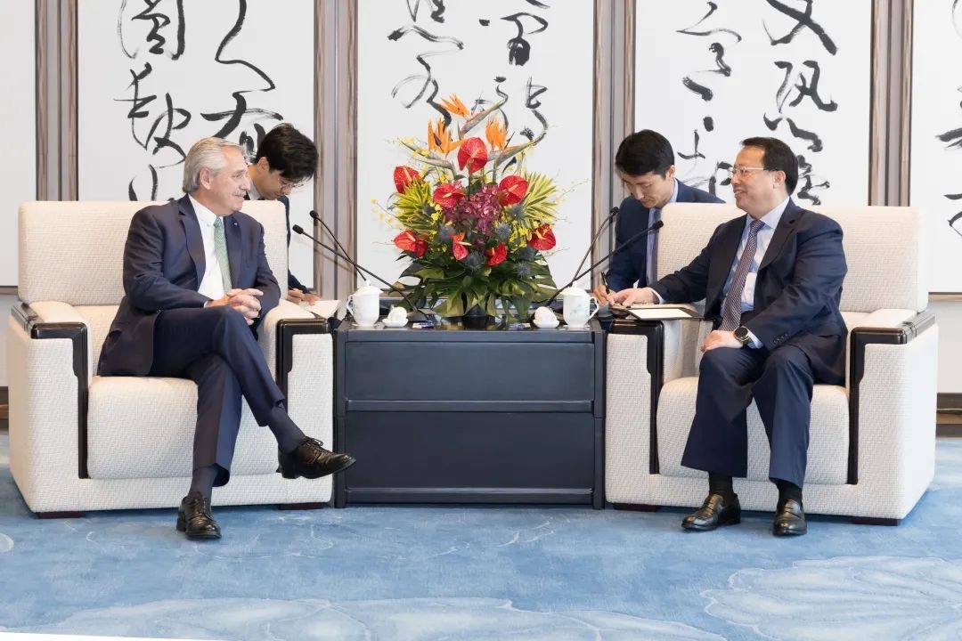 龚正昨天在世界会客厅会见了阿根廷总统阿尔韦托·费尔南德斯一行.jpg