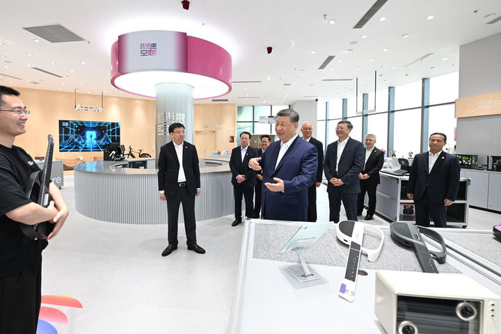 这是习近平在位于徐汇区的上海“模速空间”大模型创新生态社区人工智能产品体验店考察。新华社记者 谢环驰 摄.jpg