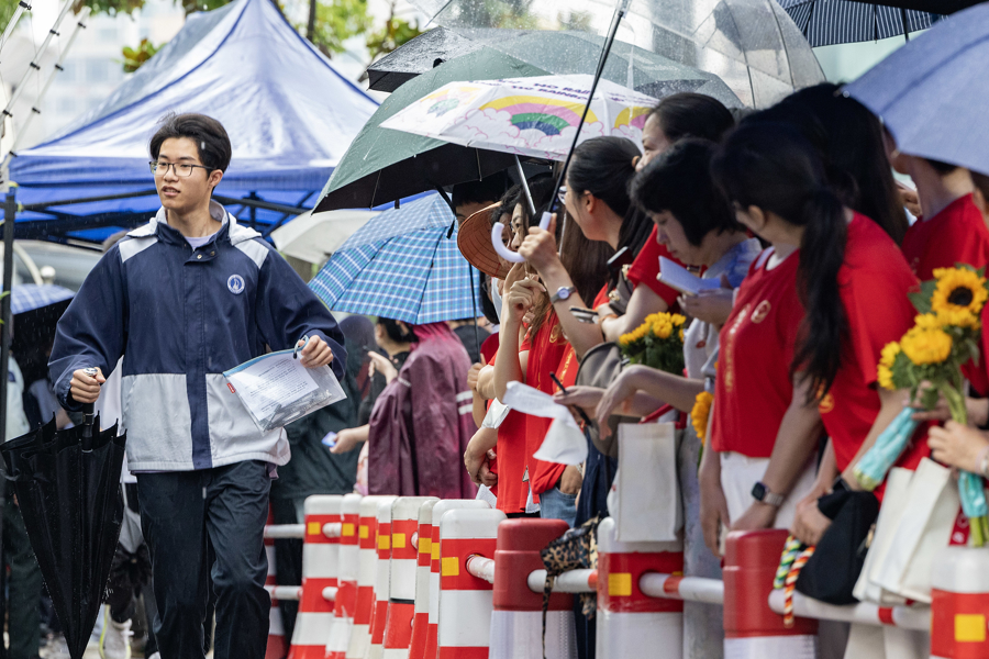 高考首日 雨中鼓劲.jpg