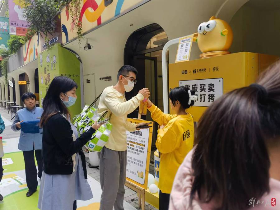 年轻人在“M+马利”园区内的“零拷机”上体验零拷服务.jpeg 年轻人在“M+马利”园区内的“零拷机”上体验零拷服务.jpeg