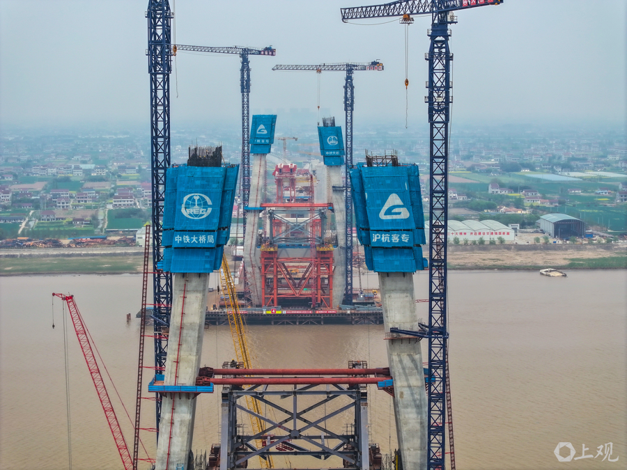 崇启公铁长江大桥主塔正在高度103米处施工.jpg
