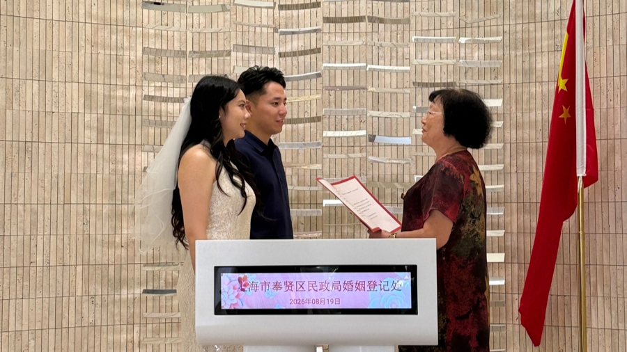 奉贤区举办“政府开放月”之“从小家到大家,看焕新蝶变”主题活动,邀请新婚夫妇加入参观队伍。.jpeg