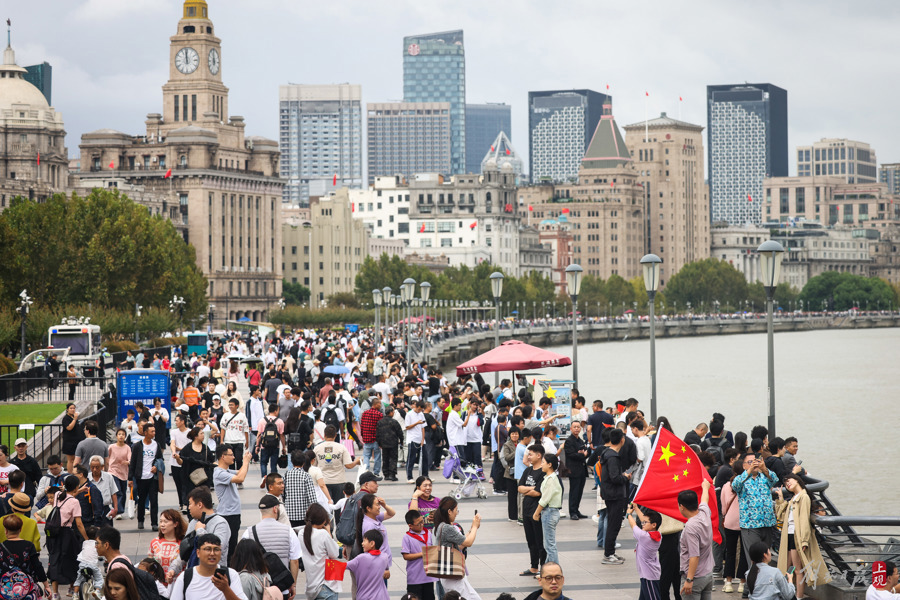 国庆假期,市民游客来到外滩观光游玩,欣赏申城浦江两岸美景。记者 海沙尔 摄 .jpg 国庆假期,市民游客来到外滩观光游玩,欣赏申城浦江两岸美景。记者 海沙尔 摄 .jpg