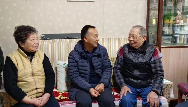 虹口区领导走访慰问困难党员、困难群众和优抚对象 .png 虹口区领导走访慰问困难党员、困难群众和优抚对象 .png