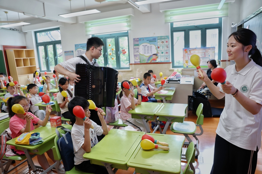 暑托班学生体验“征程回响:长征路上的歌声与信仰”系列展演课程.jpg