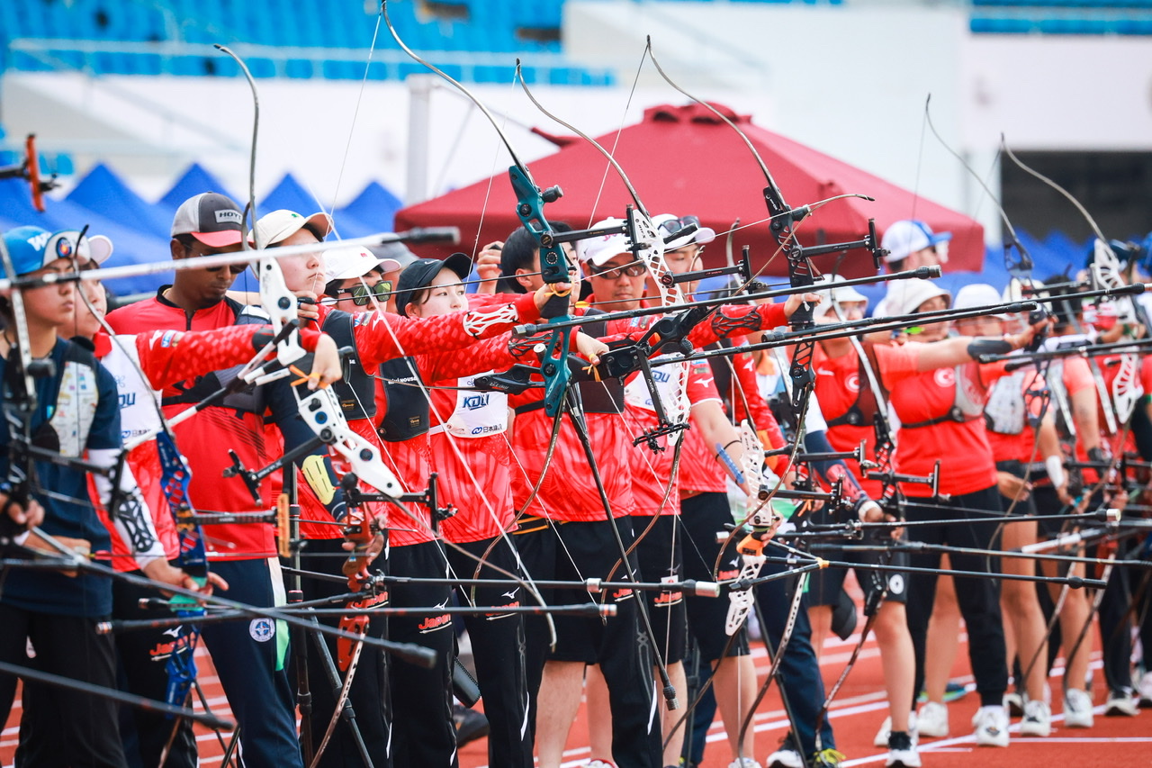 昨天,参加射箭世界杯赛上海站的选手在源深体育中心进行赛前训练.jpeg 昨天,参加射箭世界杯赛上海站的选手在源深体育中心进行赛前训练.jpeg