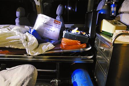 车内卫生状况差，散落着氧气瓶等伪劣医疗急救器材