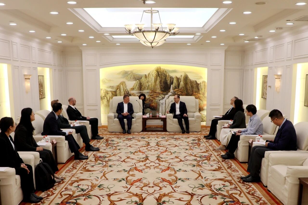 长宁区领导会见德国爱尔博集团首席执行官一行.jpg