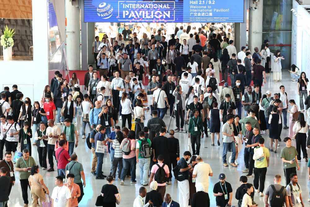 4月15日，第137届广交会开幕当天，中外客商行走在广交会场馆内。新华社记者 刘大伟 摄.jpeg