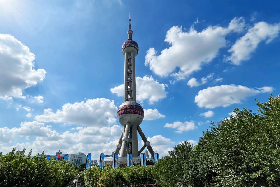 昨天,受台风“贝碧嘉”外围环流影响,上海天气晴朗,碧空如洗,申城出现高颜值“水晶天”。记者 海沙尔 摄.jpeg 昨天,受台风“贝碧嘉”外围环流影响,上海天气晴朗,碧空如洗,申城出现高颜值“水晶天”。记者 海沙尔 摄.jpeg