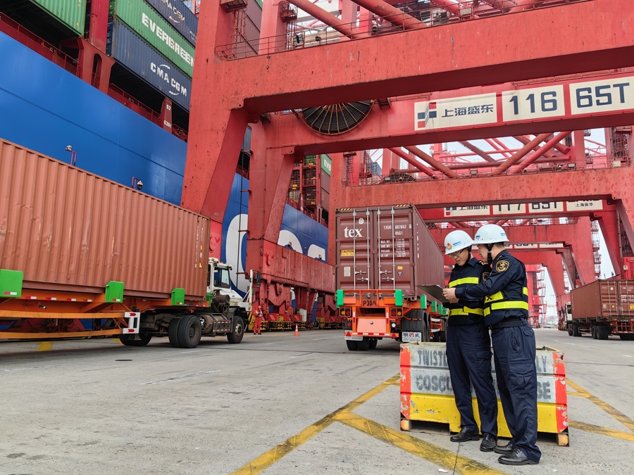 洋山海关关员正在查验一批通过联动接卸模式承运的集装箱。 吴坤飞 摄 .jpeg 洋山海关关员正在查验一批通过联动接卸模式承运的集装箱。 吴坤飞 摄 .jpeg