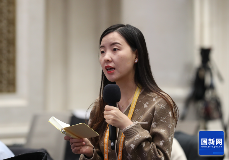 上海证券报记者提问(刘健 摄).png 上海证券报记者提问(刘健 摄).png