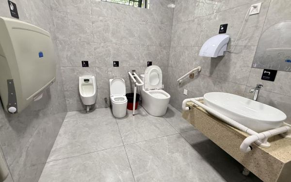 本市扎实推进年度“环卫公厕适老化适幼化改造”工作落实落细-0820 (5).jpg