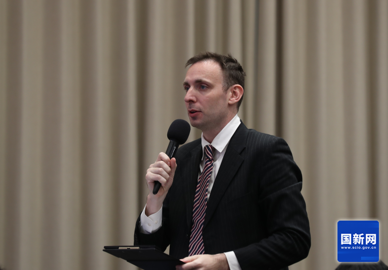美国国际市场新闻社记者提问（刘健 摄）.png
