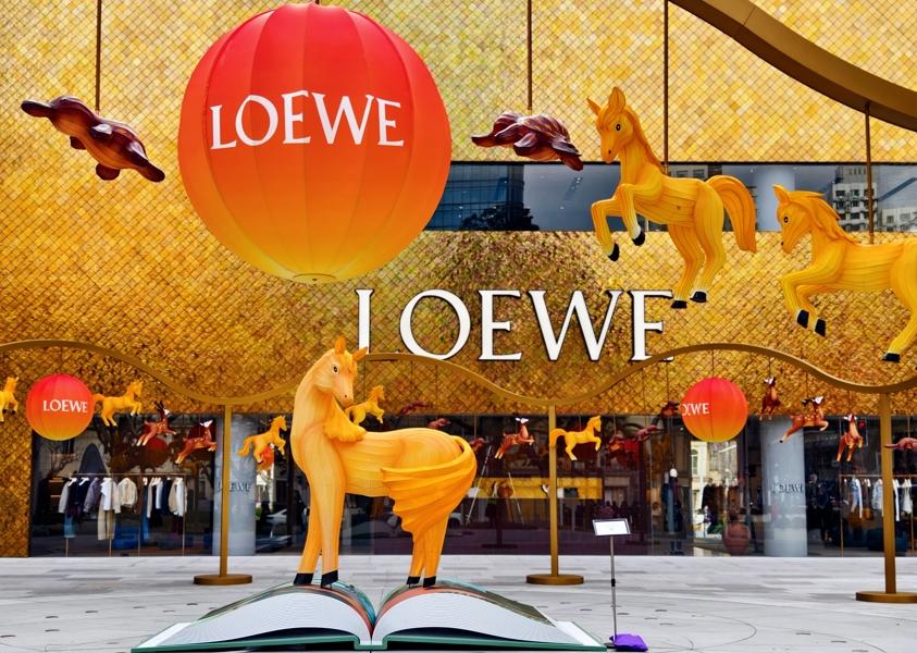 艺术装置、国潮与国际品牌展现勃勃生机 各式各样的“马”点亮上海 新春上海消费市场“马”力全开