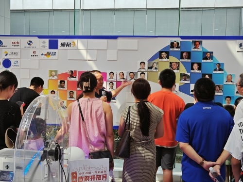 0831_230938_717.jpg 政府开放月活动:20余位市民“体验官”走进北斗基地,感受科技的力量