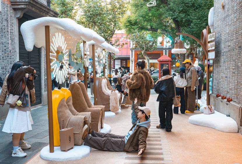 冰雪景观点亮上海新天地 以“慢游”理念激活年末消费市场