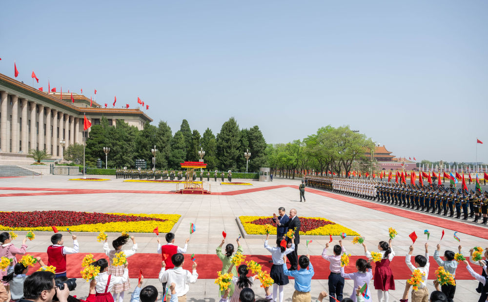 这是会谈前,习近平在人民大会堂东门外广场为阿利耶夫举行欢迎仪式。新华社记者 翟健岚 摄.jpg 这是会谈前,习近平在人民大会堂东门外广场为阿利耶夫举行欢迎仪式。新华社记者 翟健岚 摄.jpg