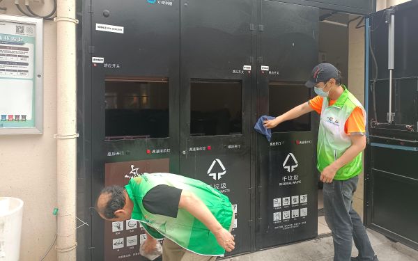 2擦拭垃圾箱.jpg