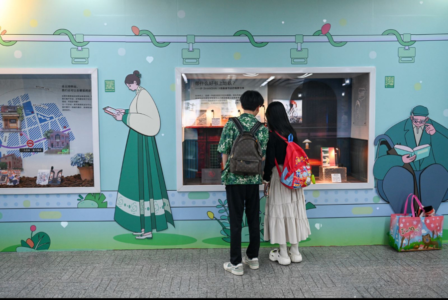 市民浏览一大会址·新天地站的“书香橱窗”。 朱伟辉 摄.jpeg 市民浏览一大会址·新天地站的“书香橱窗”。 朱伟辉 摄.jpeg