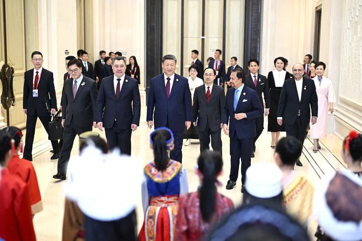 40名身着中外民族服装的少年儿童唱起优美的黑龙江民歌《乌苏里船歌》,热烈欢迎国际贵宾。新华社记者 燕雁 摄.jpg 40名身着中外民族服装的少年儿童唱起优美的黑龙江民歌《乌苏里船歌》,热烈欢迎国际贵宾。新华社记者 燕雁 摄.jpg