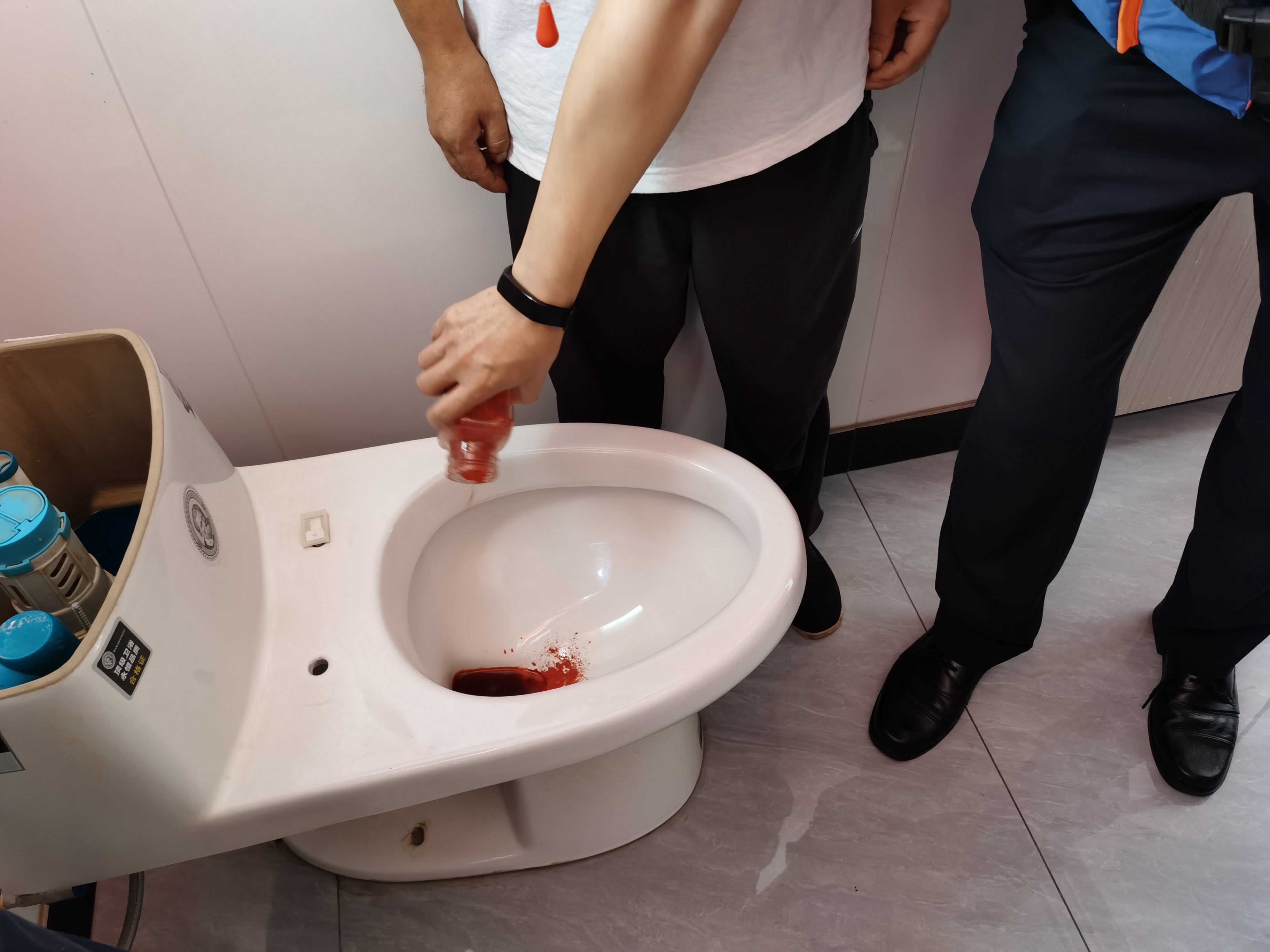 执法人员用“食用红色素检测法”对船舶是否存在直排、偷排进行检测.jpg 执法人员用“食用红色素检测法”对船舶是否存在直排、偷排进行检测.jpg