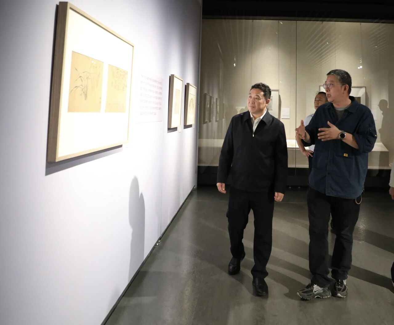 长宁区委书记孔福安在虹桥街道调研国际社区建设5.jpg