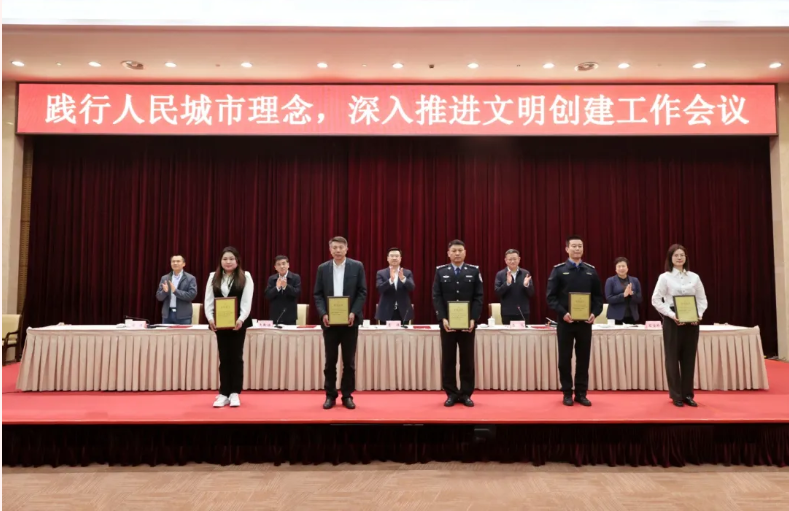 区领导为获奖先进集体和先进个人颁奖.png 区领导为获奖先进集体和先进个人颁奖.png