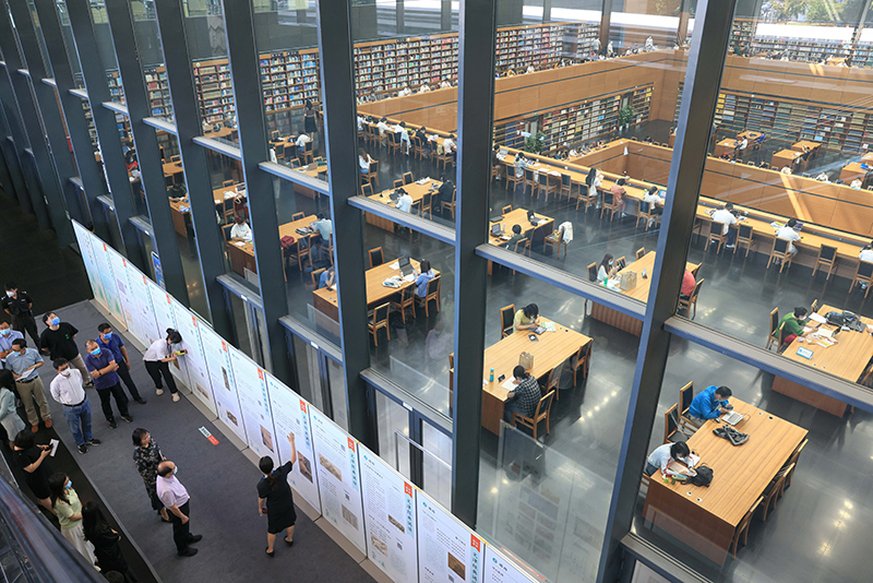 3在北京国家图书馆,工作人员介绍“经典,予生活以诗意——‘文津经典诵读’十周年主题展”(2022年9月7日摄)。新华社记者 殷刚 摄.jpg 3在北京国家图书馆,工作人员介绍“经典,予生活以诗意——‘文津经典诵读’十周年主题展”(2022年9月7日摄)。新华社记者 殷刚 摄.jpg