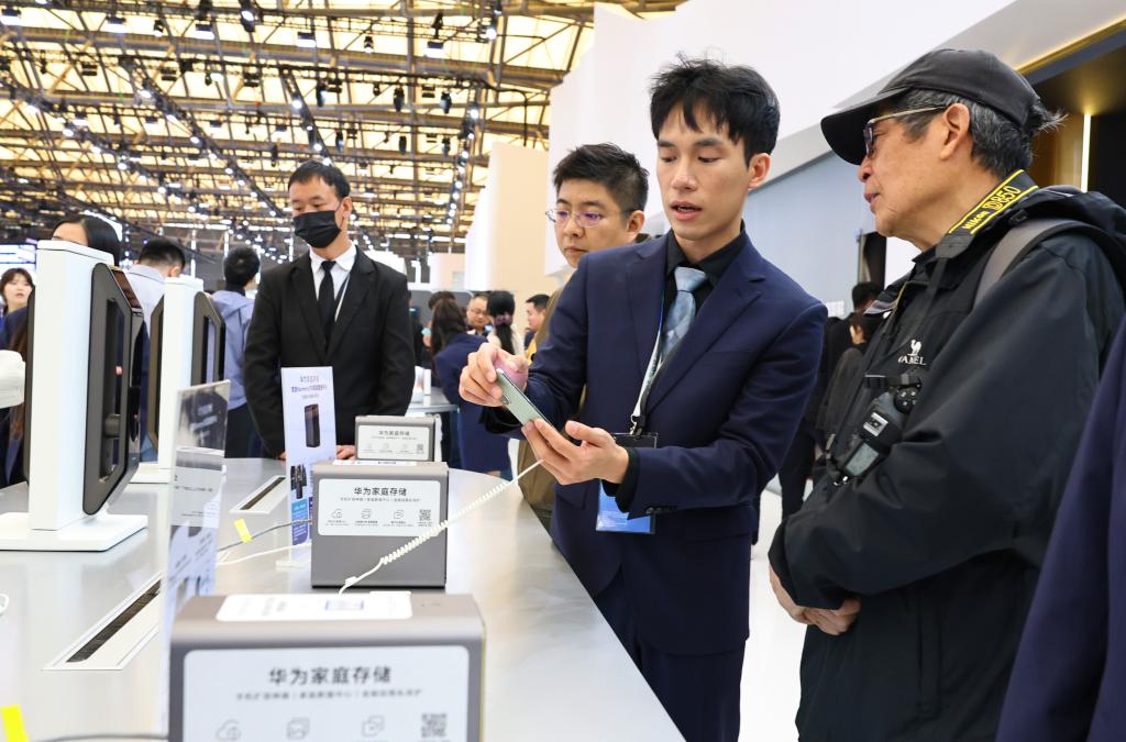 3月20日,工作人员(右二)在向参观者介绍一个家庭数据中心存储设备。.jpeg 3月20日,工作人员(右二)在向参观者介绍一个家庭数据中心存储设备。.jpeg