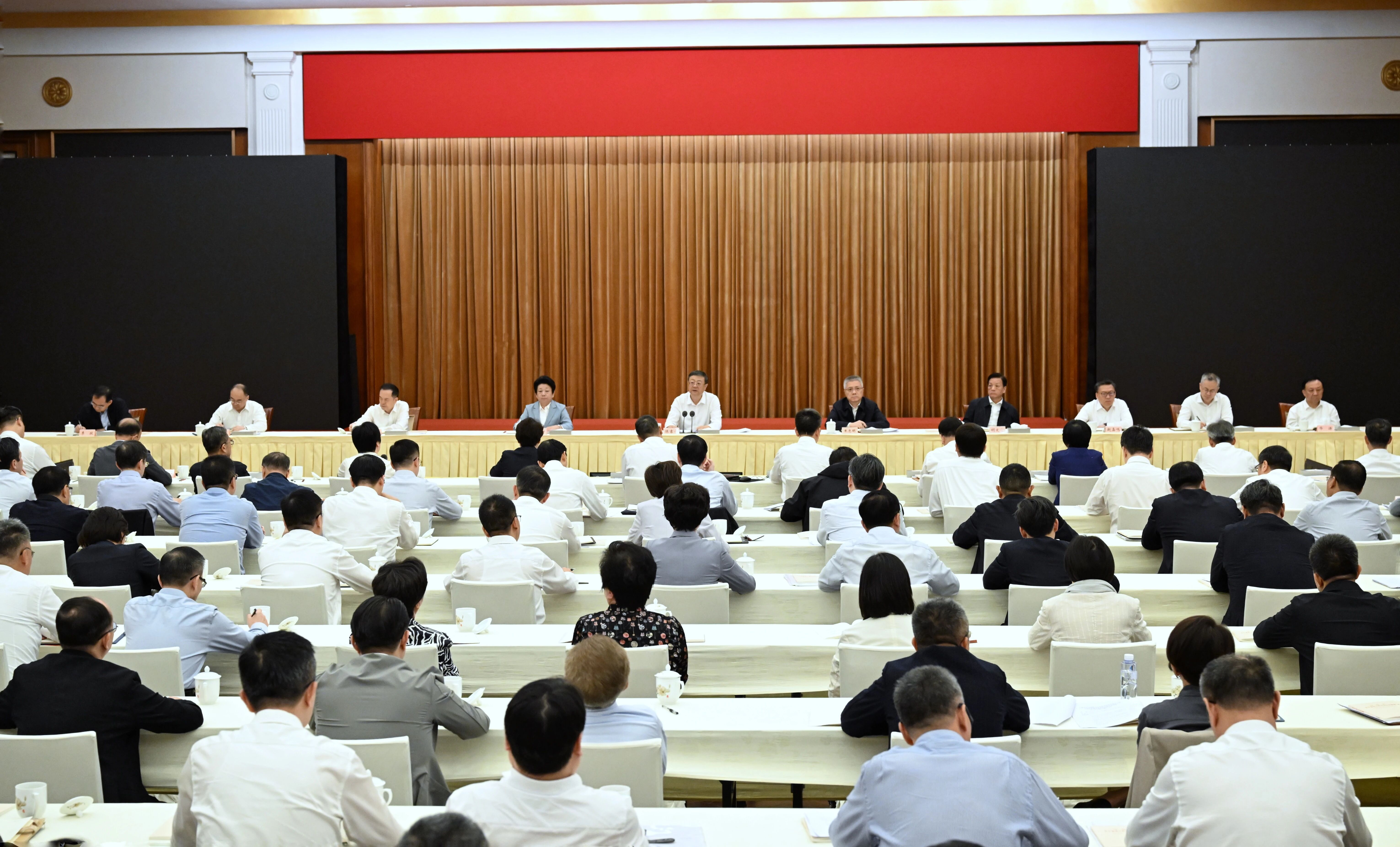 上海市学习贯彻习近平总书记关于基层工作方法的重要论述座谈会暨市委中心组学习会下午举行.jpg
