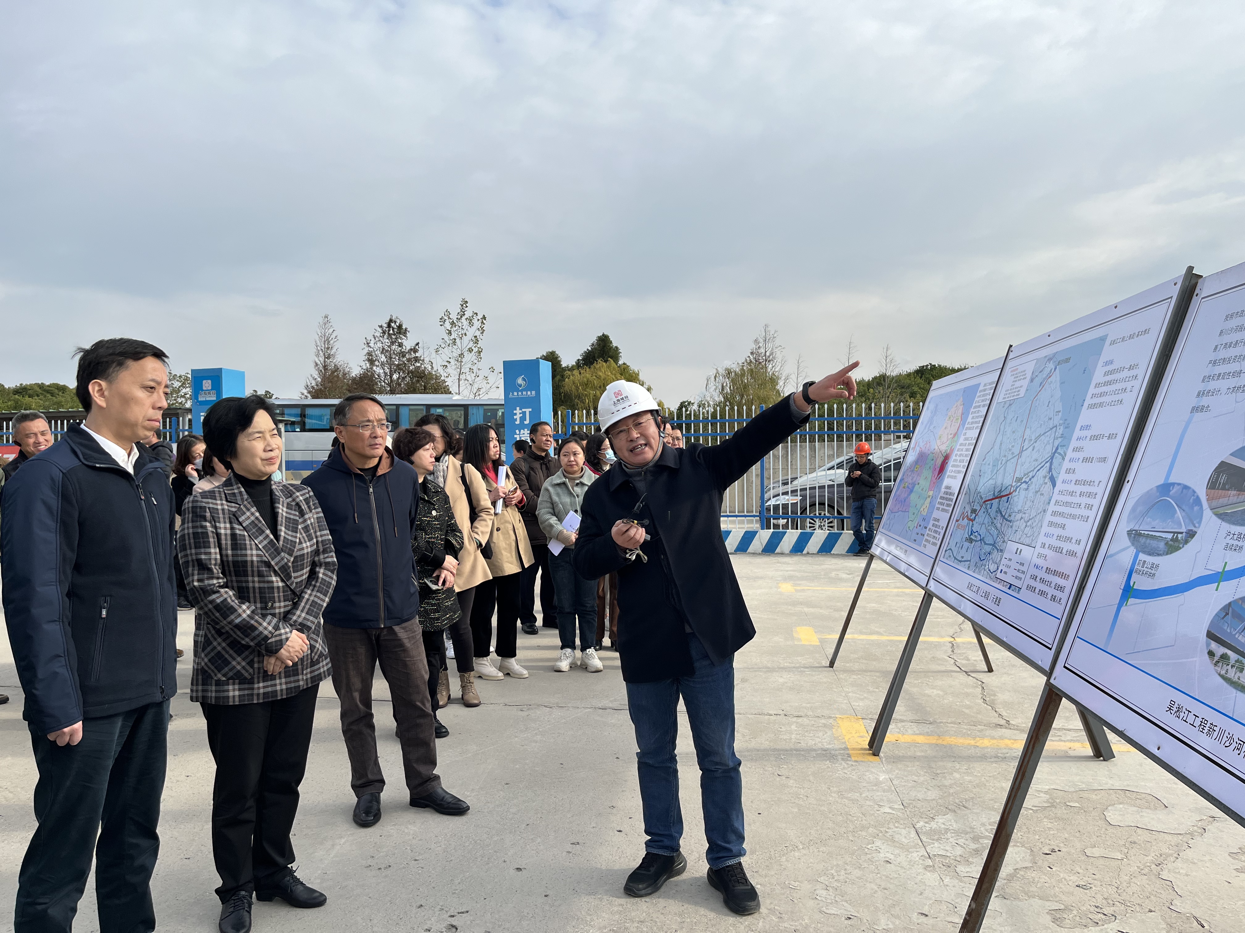 代表们实地察看了吴淞江工程（上海段）新川沙河段进展情况.jpg