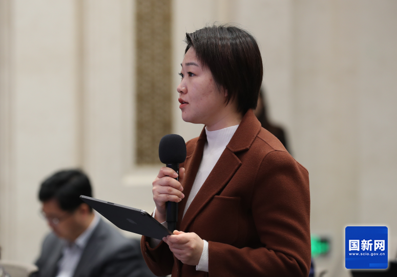 凤凰卫视记者提问（刘健 摄）.png