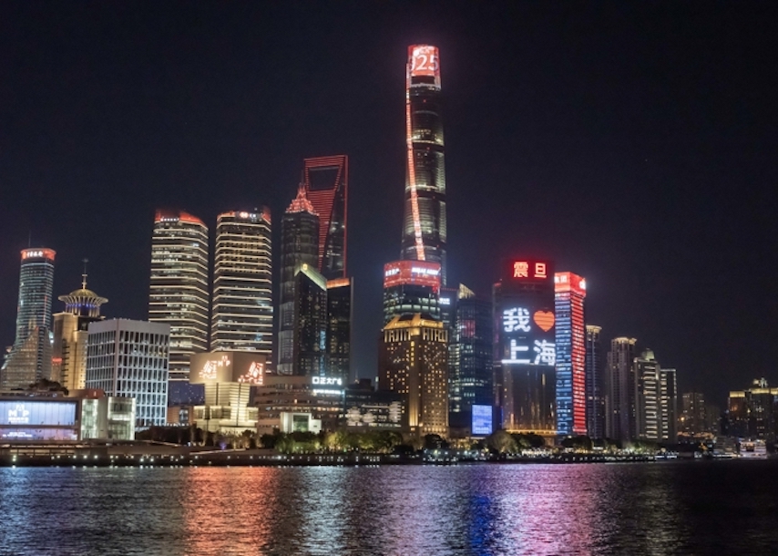 春节期间，上海中心大厦塔冠呈现“灵蛇献瑞”的光影效果。记者 孟雨涵 摄.jpeg