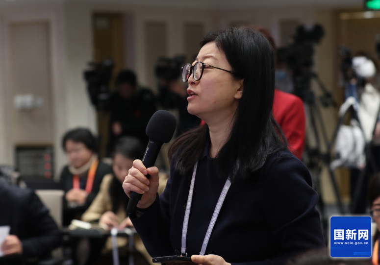 光明日报记者提问（刘健 摄）.png