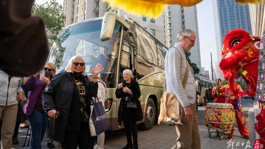 舞狮表演欢迎外国游客来沪。 均 记者 孟雨涵 摄 .jpg 舞狮表演欢迎外国游客来沪。 均 记者 孟雨涵 摄 .jpg