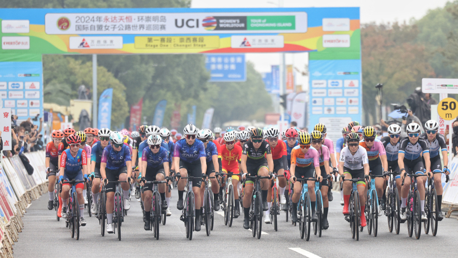 参赛选手在鸣枪开赛后,从起点处出发。记者 海沙尔 摄.jpg 参赛选手在鸣枪开赛后,从起点处出发。记者 海沙尔 摄.jpg