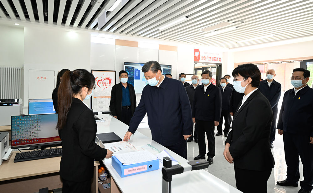 10日上午,习近平在容东片区南文营社区党群服务中心考察.jpeg 10日上午,习近平在容东片区南文营社区党群服务中心考察.jpeg